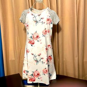 Woman’s short sleeve dress. Size M